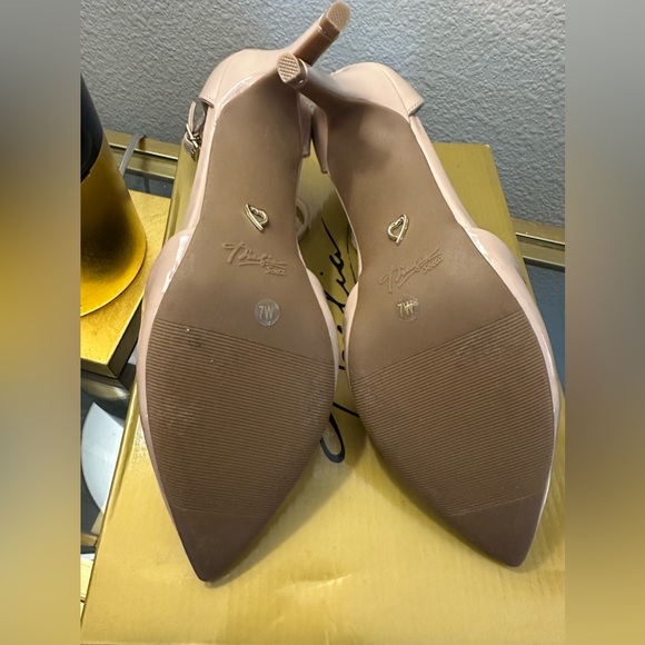 New THALIA SODI Vanessa Womens Nude Faux Patent Leather Charm Stilettos Size 7 - Picture 4 of 4